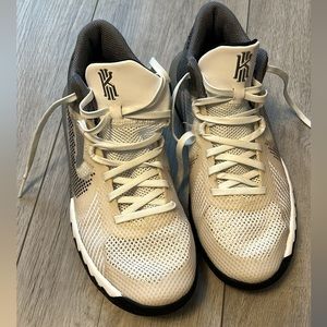 Boys Nike Kyrie Flytrap